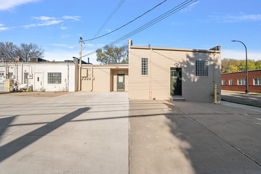 18536 Mack Ave, Grosse Pointe Farms, MI à louer - Photo du bâtiment - Image 2 de 5