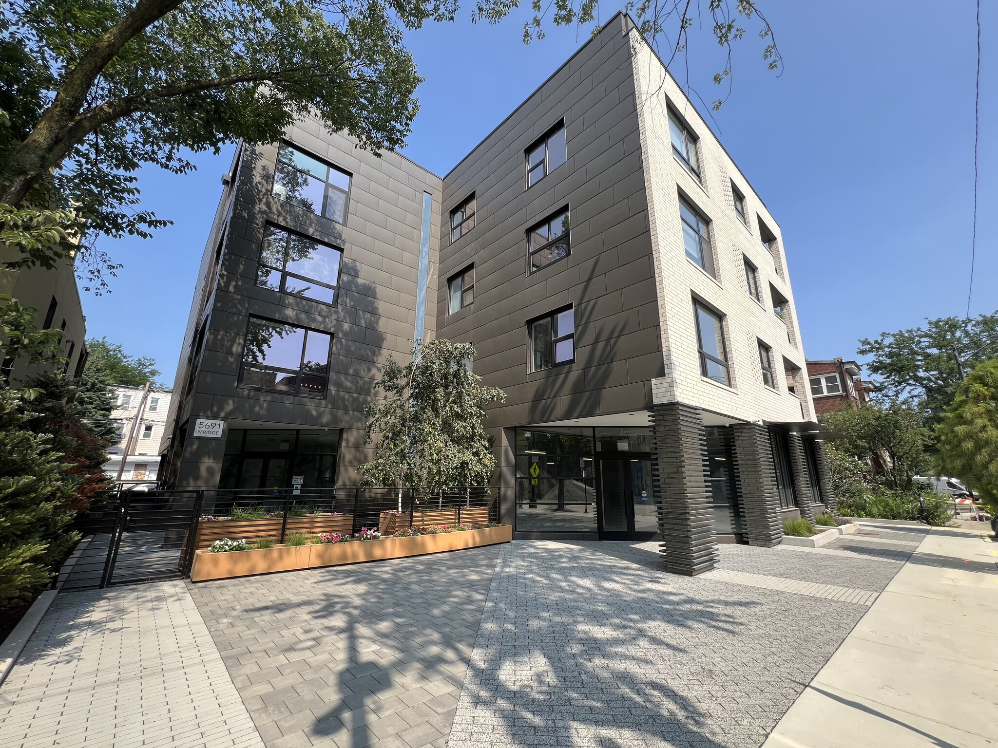 5691 N Ridge Ave, Chicago, IL for lease Building Photo- Image 1 of 4