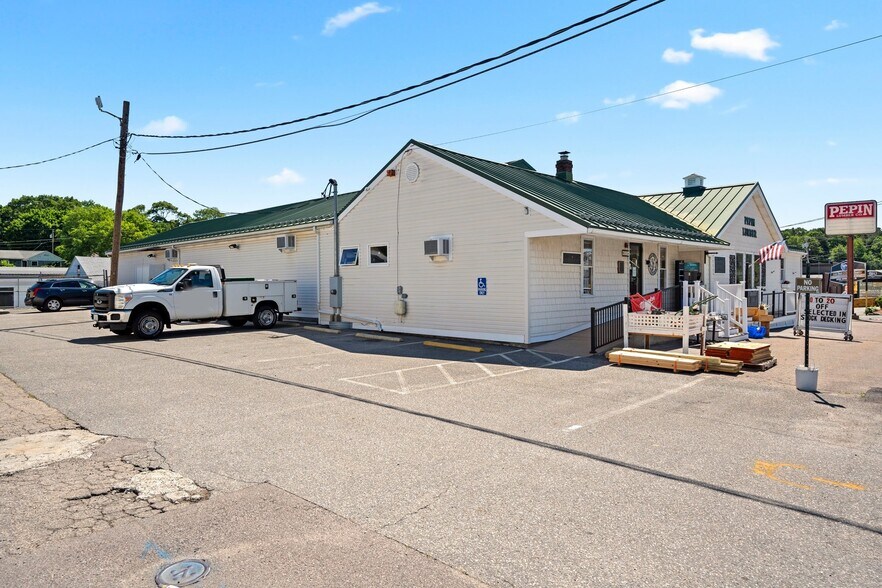 830 Cumberland Hill Rd, Woonsocket, RI à vendre - Photo du bâtiment - Image 3 de 13