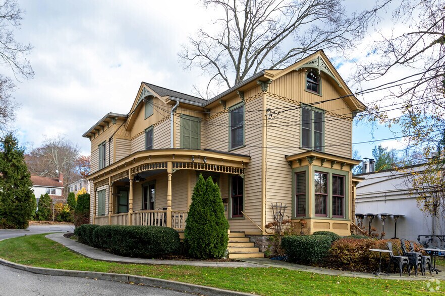 241 E Main St, Mount Kisco, NY à vendre - Photo du bâtiment - Image 2 de 6