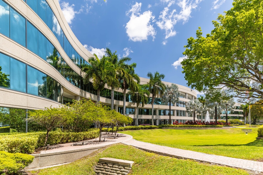 2255 glades Rd, Boca Raton, FL à louer - Photo du bâtiment - Image 2 de 12