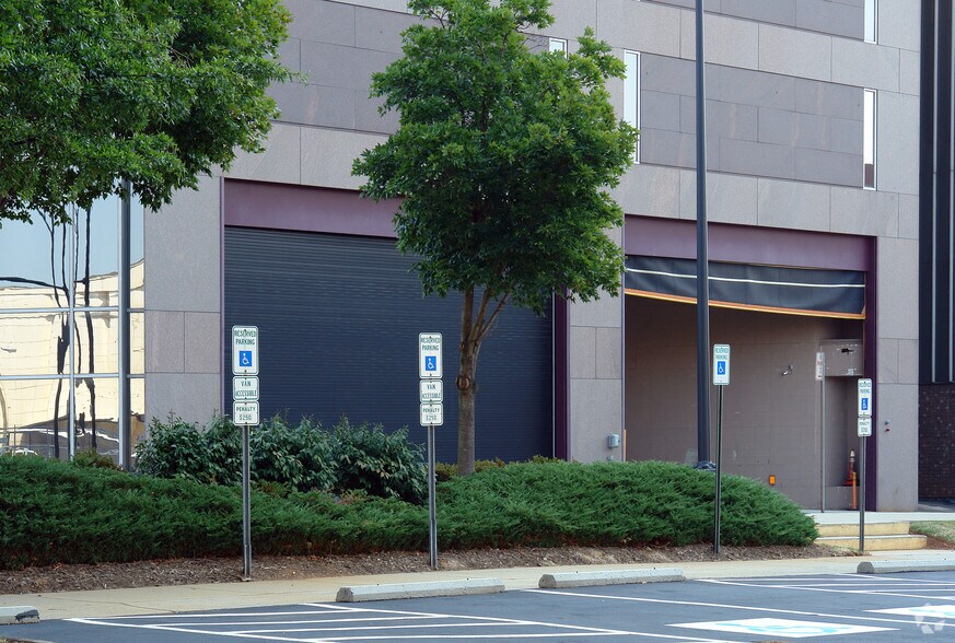 500 W 5th St, Winston-Salem, NC à louer - Photo du bâtiment - Image 2 de 9