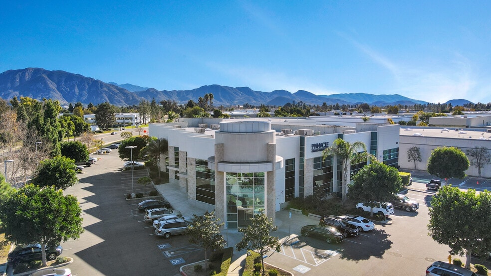 1100 Flynn Rd, Camarillo, CA à louer - Photo du bâtiment - Image 2 de 12