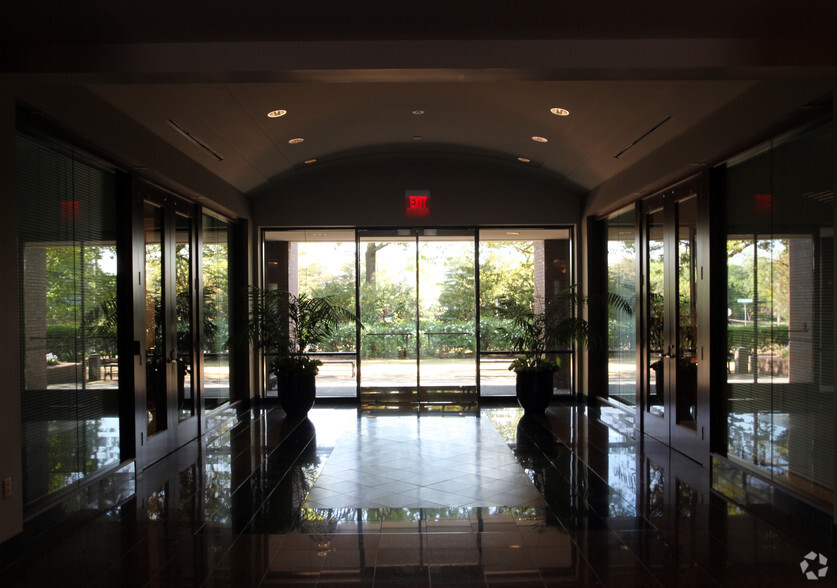 8295 Tournament Dr, Memphis, TN for lease - Lobby - Image 1 of 2