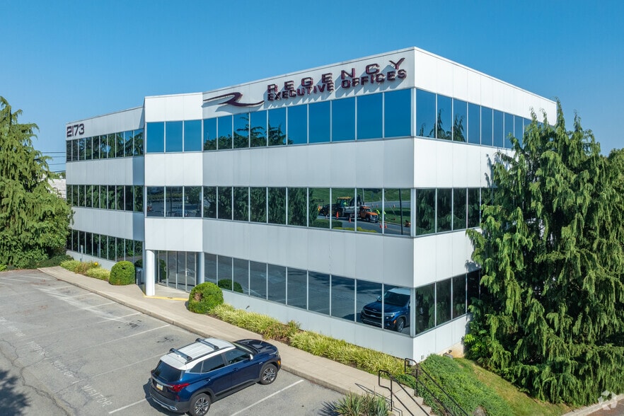 2173 Embassy Dr, Lancaster, PA for lease - Primary Photo - Image 1 of 5