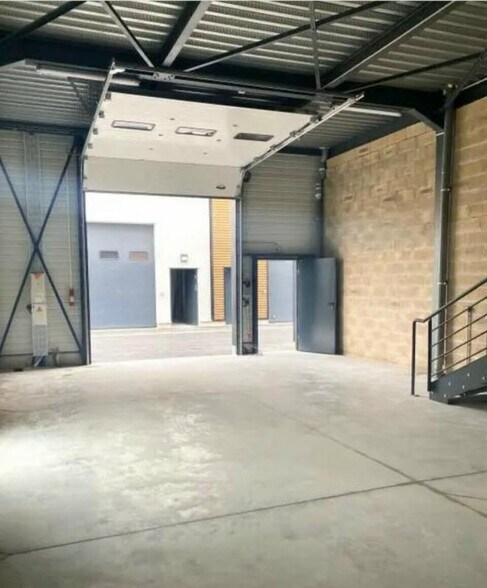 Flex in Bagnolet for lease - Building Photo - Image 3 of 4
