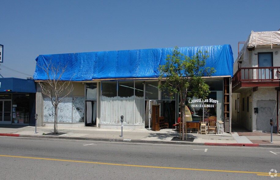 7118-7122 Owensmouth Ave, Canoga Park, CA à vendre - Photo du bâtiment - Image 2 de 4