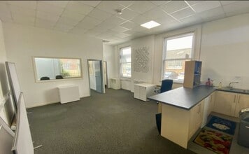 Boss Av, Leighton Buzzard for lease Interior Photo- Image 2 of 2