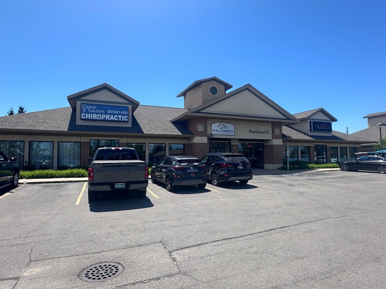 2504-2508 Crossing Cir, Traverse City, MI for lease - Building Photo - Image 2 of 9