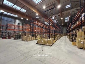 Flex in Saint-André-de-Corcy for lease Interior Photo- Image 2 of 4