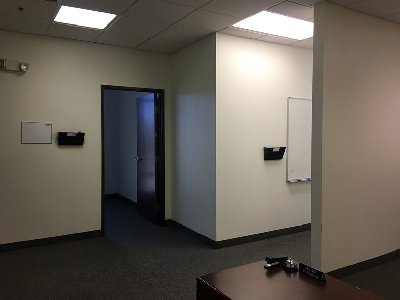 711 Mall Ring Cir, Henderson, NV à louer - Photo du bâtiment - Image 2 de 34