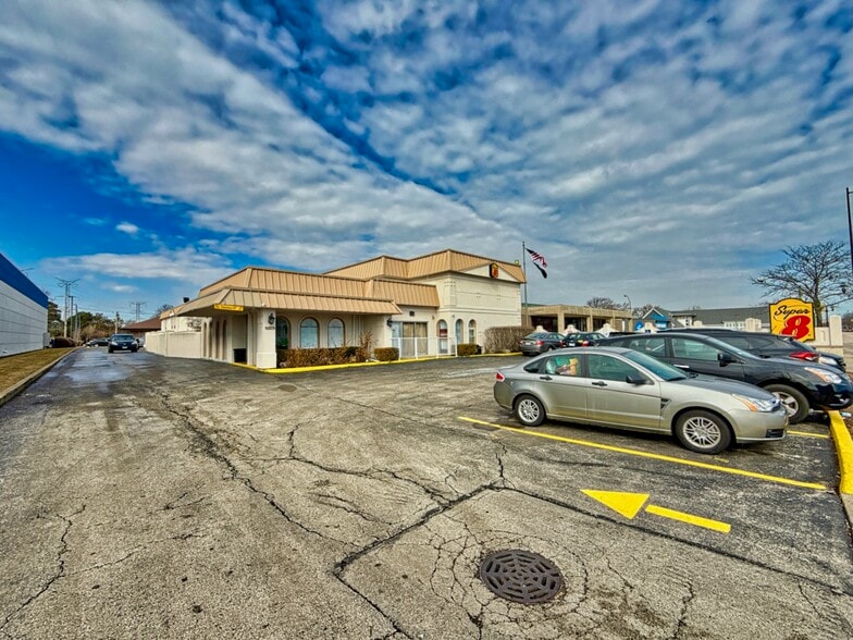 9110 Waukegan Rd, Morton Grove, IL à vendre - Photo du bâtiment - Image 3 de 16