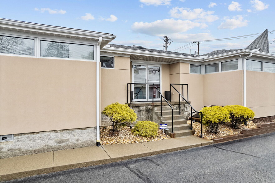 940 Beaver Grade Rd, Coraopolis, PA à vendre - Photo du bâtiment - Image 3 de 27