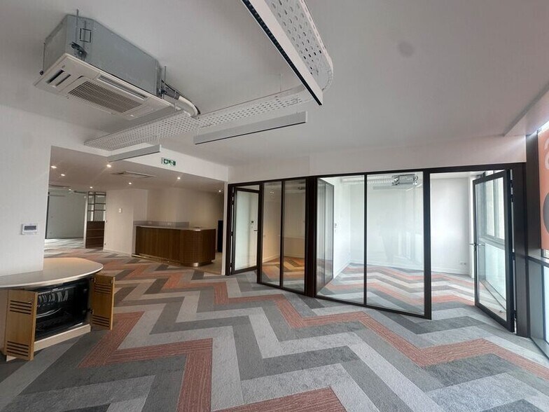 Office in Talence for lease - Building Photo - Image 3 of 7