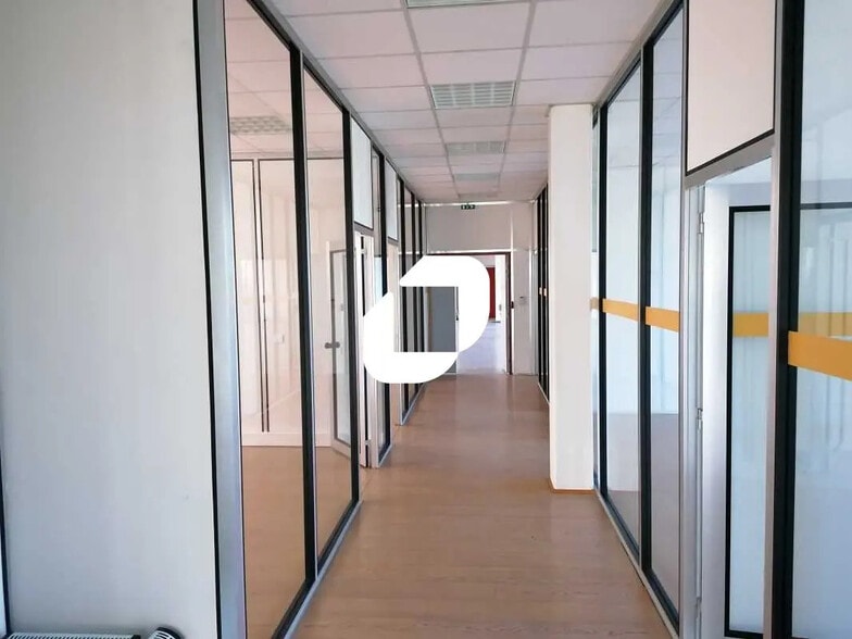 Office in Bezons for lease - Interior Photo - Image 3 of 5