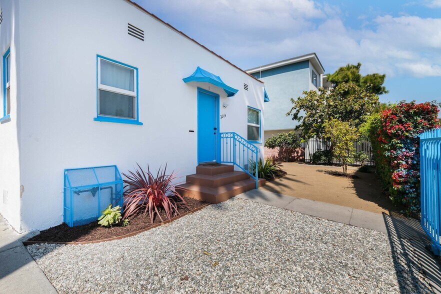 2243-2245 S Ridgeley Dr, Los Angeles, CA à vendre - Photo du bâtiment - Image 3 de 19