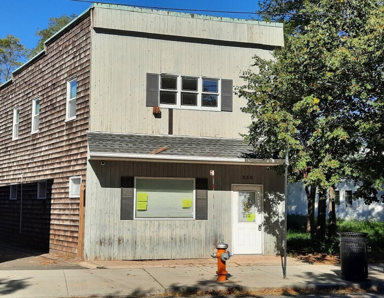 230 W Main St, Riverhead, NY for sale - Building Photo - Image 1 of 5