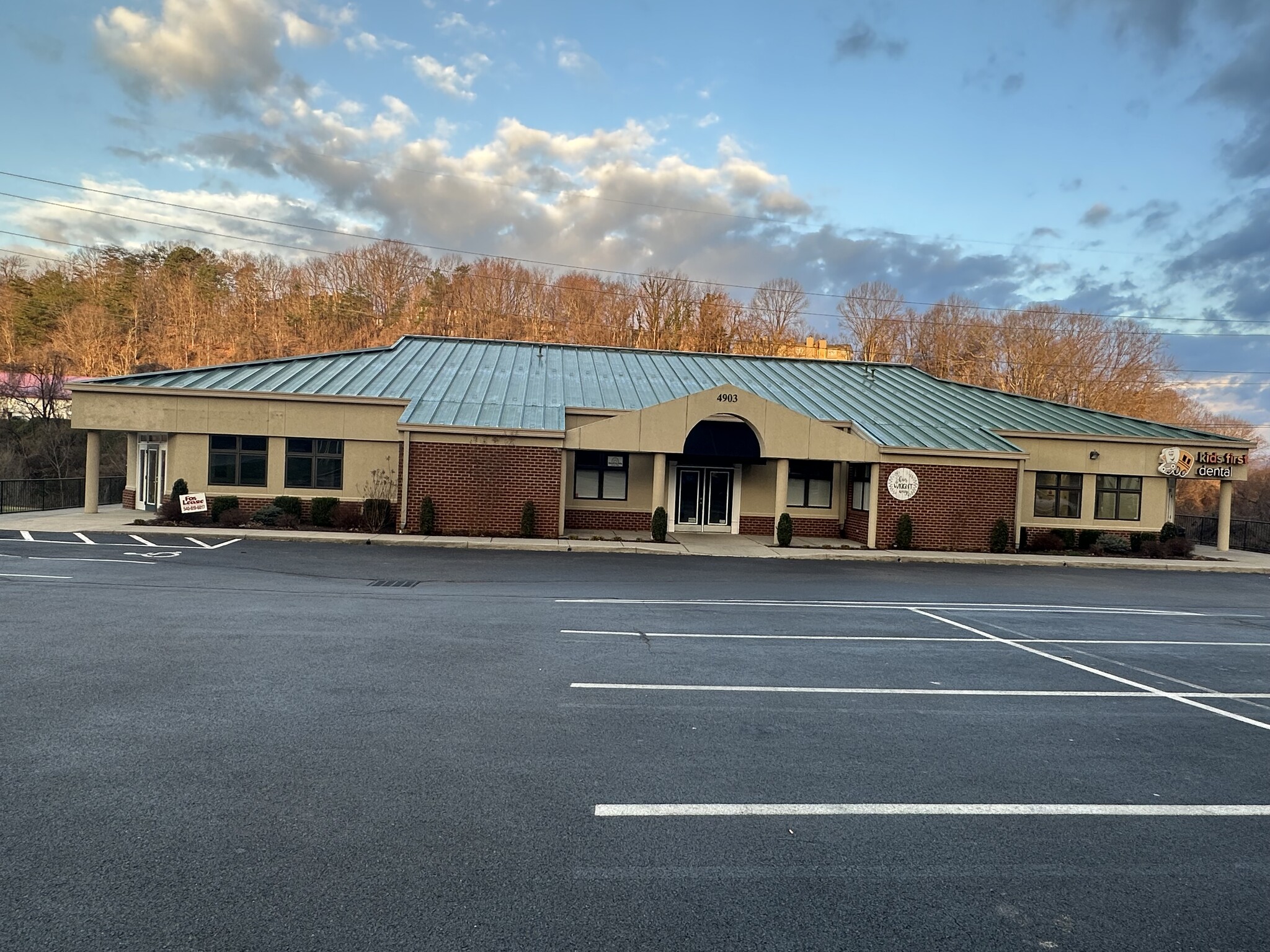 4903 Starkey Rd, Roanoke, VA à vendre Photo du bâtiment- Image 1 de 1