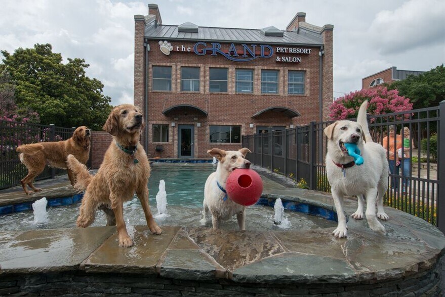 The PARC Express & Grand Resort portefeuille de 2 propriétés à vendre sur LoopNet.ca - Photo du bâtiment - Image 2 de 15