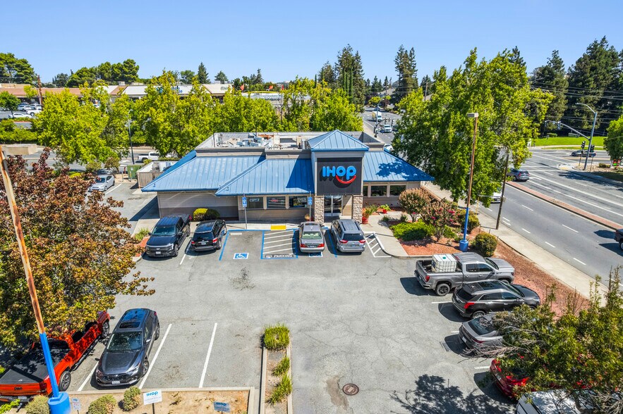 1190 Arnold Dr, Martinez, CA à vendre - Photo du bâtiment - Image 2 de 6