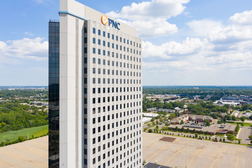 755 W Big Beaver Rd, Troy, MI à louer - Photo du bâtiment - Image 2 de 10