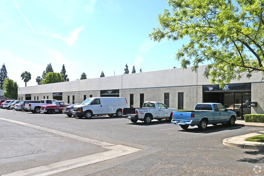 2025 N Gateway Blvd, Fresno, CA for lease - Building Photo - Image 2 of 7