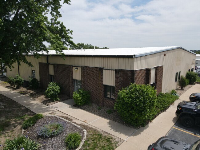 Plus de détails pour 1832 Industrial Cir, West Des Moines, IA - Industriel à louer
