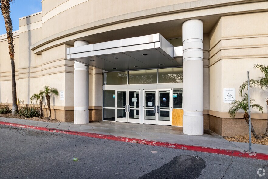 2200 W Florida Ave, Hemet, CA à louer - Photo du bâtiment - Image 3 de 7