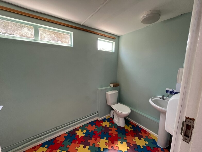 51 Howsell Rd, Malvern for sale - Interior Photo - Image 3 of 4