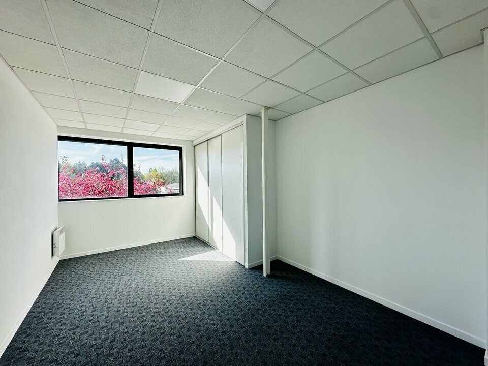 Office in Lorient for lease Interior Photo- Image 1 of 4