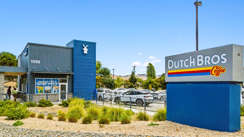 1598 Fairgrounds Dr, Vallejo, CA à vendre - Photo du bâtiment - Image 2 de 4