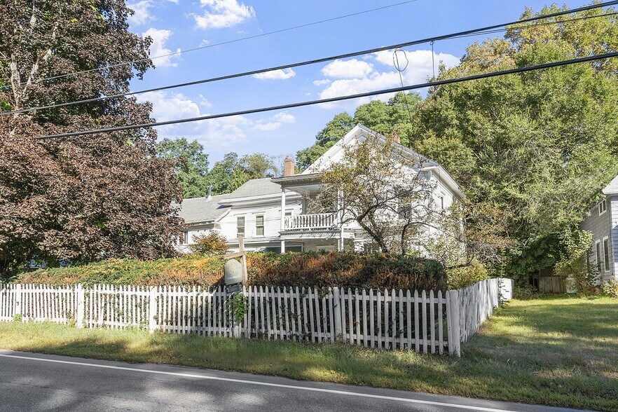 68 Brattleboro Road, Hinsdale, NH for sale - Primary Photo - Image 1 of 7