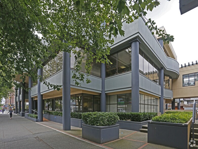 2165 W Broadway, Vancouver, BC à louer - Photo du bâtiment - Image 2 de 9