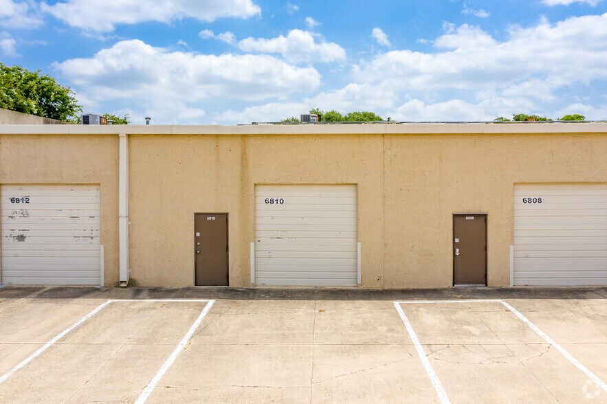 6850-6862 Alamo Downs Pky, San Antonio, TX à louer - Photo du bâtiment - Image 3 de 5
