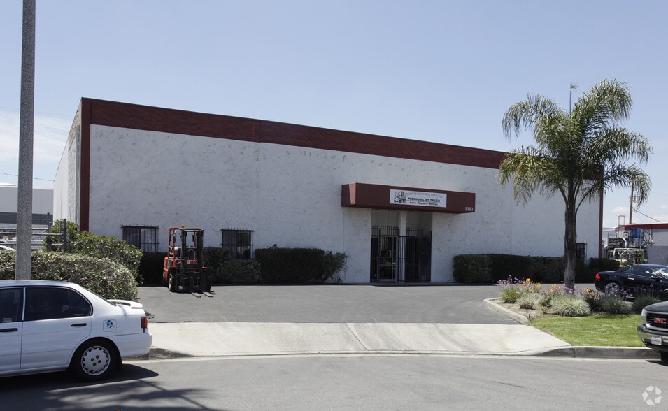 1361 N Hundley St, Anaheim, CA for sale - Building Photo - Image 2 of 5