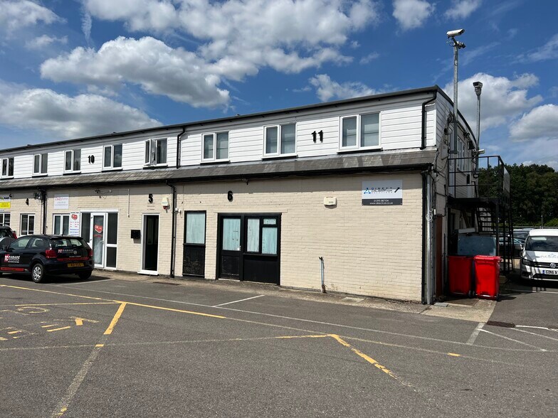 Effingham Rd, Copthorne à louer - Photo du bâtiment - Image 2 de 2