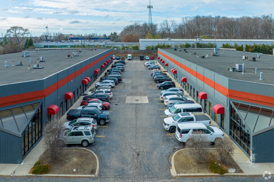 24615-24639 Halsted Rd, Farmington Hills, MI à louer - Photo du bâtiment - Image 2 de 8