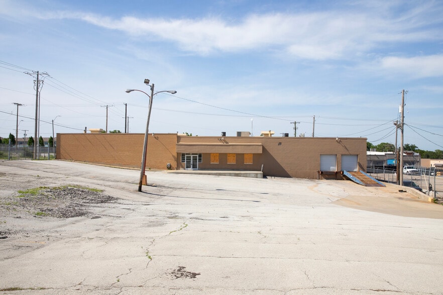 801 Forest Ave & 1200-1210 E 9th Street portfolio of 2 properties for sale on LoopNet.ca - Building Photo - Image 2 of 11