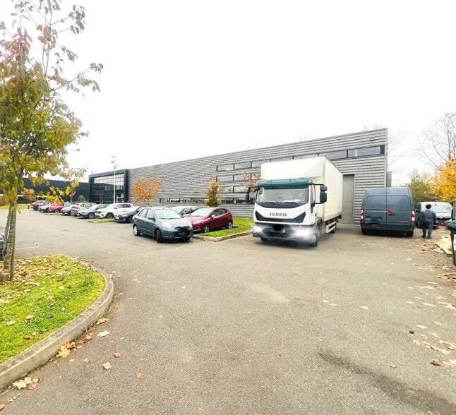 Flex in Élancourt for lease - Building Photo - Image 1 of 8