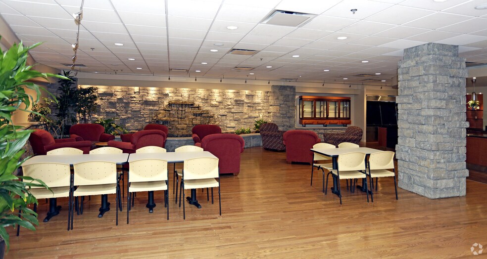 1 Geoffrey Way, Wayne, NJ à louer - Photo intérieure - Image 3 de 19