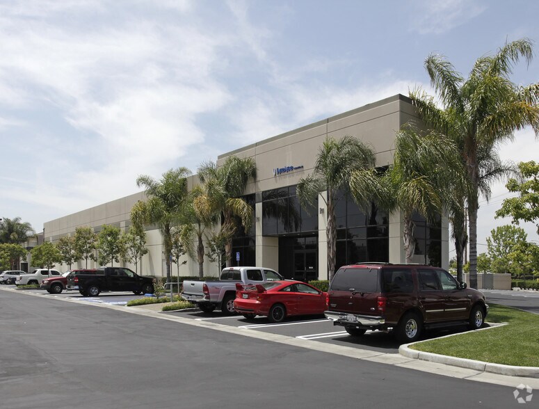 2871 E La Palma Ave, Anaheim, CA à louer - Photo du bâtiment - Image 1 de 7