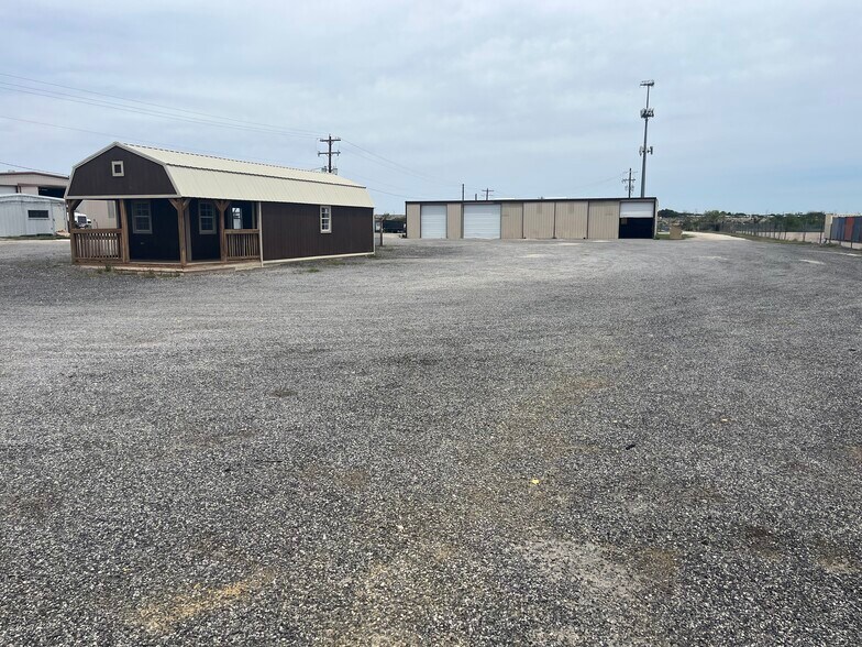 601 N Access Rd, Tye, TX à louer - Photo du bâtiment - Image 2 de 14