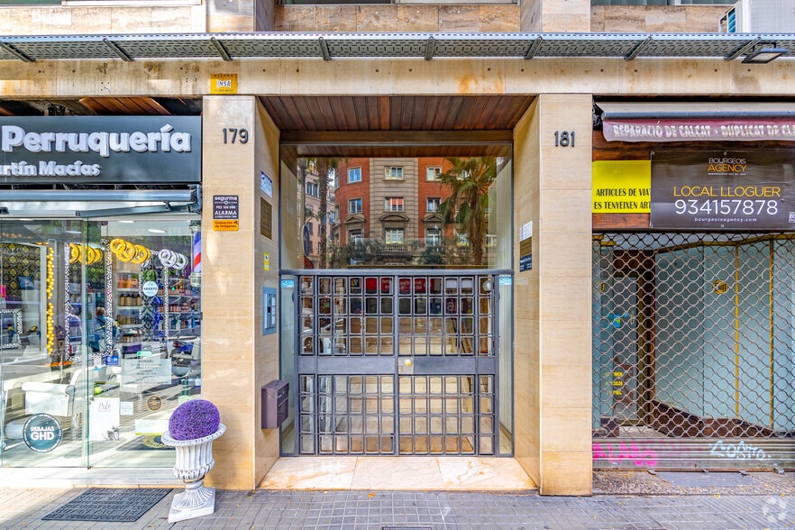 Immeuble residentiel dans Barcelone, Barcelona à vendre - Photo du bâtiment - Image 2 de 10