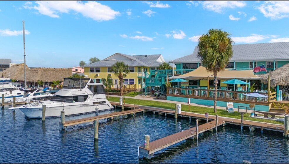 3444 Marinatown Ln, North Fort Myers, FL à louer - Photo du bâtiment - Image 2 de 8