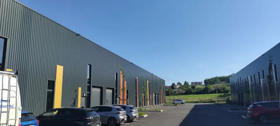 Local d'activités dans Villefontaine à vendre - Photo du bâtiment - Image 1 de 10