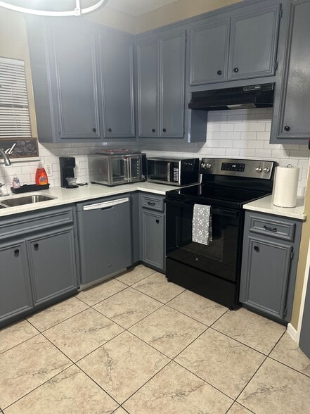 8Unit Income Producing Duplex Portfolio portfolio of 4 properties for sale on LoopNet.ca - Building Photo - Image 3 of 9