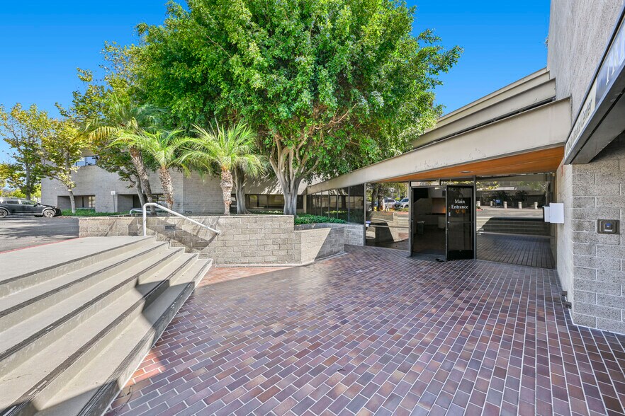 2095 W Vista Way, Vista, CA à louer - Photo du bâtiment - Image 3 de 7
