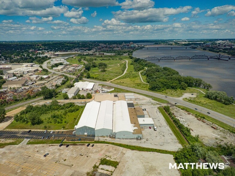 2070 W River Dr, Davenport, IA à vendre - Photo du bâtiment - Image 2 de 3