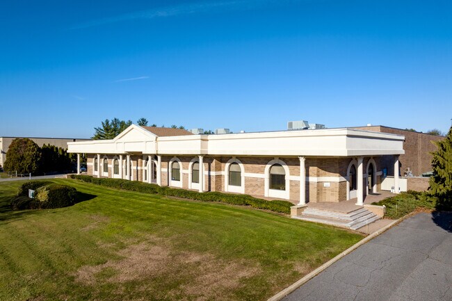 Plus de détails pour 40 Commerce Dr, Hauppauge, NY - Bureau à louer