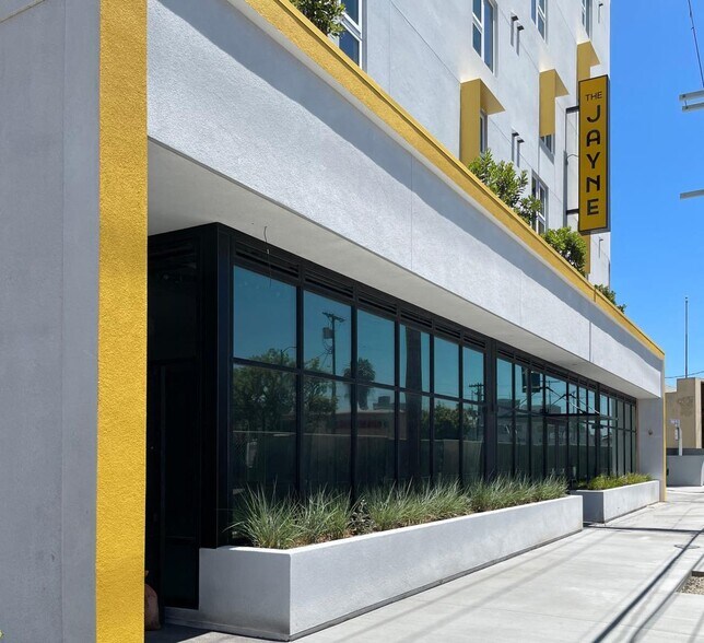 5103 W Adams Blvd, Los Angeles, CA à louer - Photo du bâtiment - Image 3 de 10